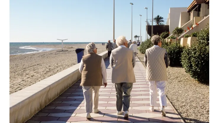Los mayores a 52 años comenzarán a recibir el subsidio (Getty images).