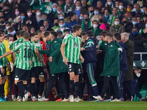 Suspendido: Betis vs Sevilla no continuó por agresión a jugador con un palo