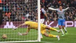 Dibu Martínez cometió un error que le costó caro a Aston Villa.