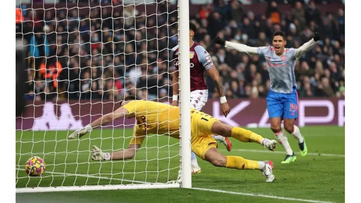 Dibu Martínez cometió un error que le costó caro a Aston Villa.