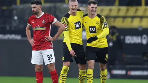 Festejo de gol entre Haaland y Meunier.