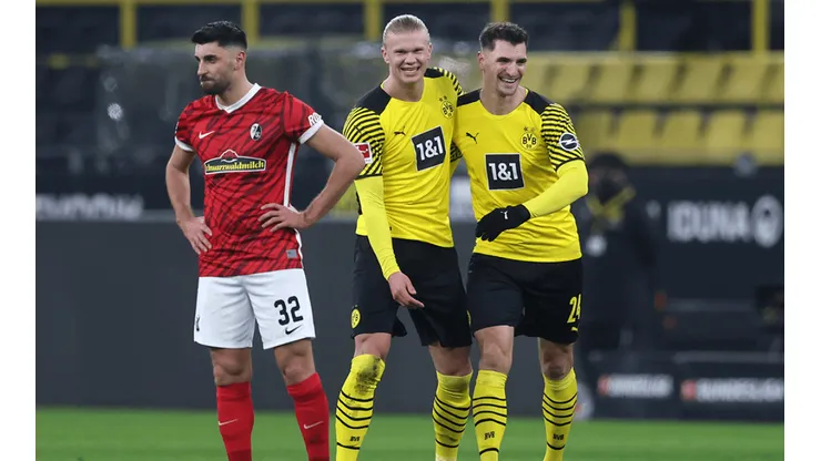 Festejo de gol entre Haaland y Meunier.