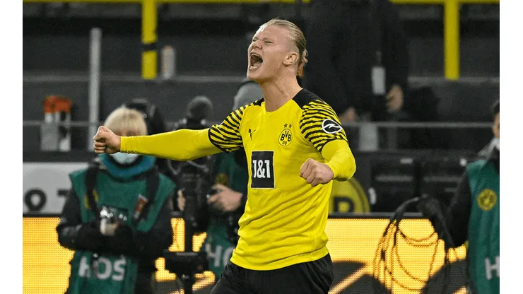 Haaland en festejo de gol con Dortmund.