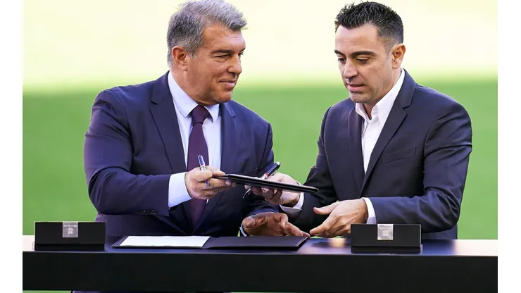 Joan Laporta y Xavi Hernández, presidente y entrenador de Barcelona.