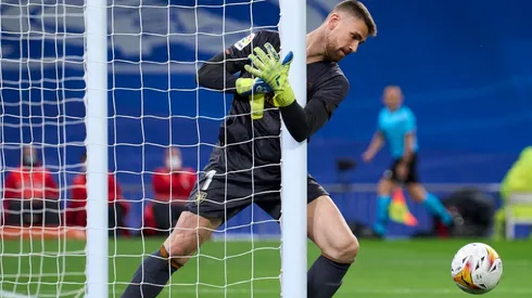 Unai Simón y una desafortunada acción.