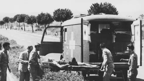 Knud Enemark-Jensen es asistido, tras la caída