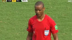 El árbitro de Túnez vs Mali, al terminar el partido antes de los 90 minutos.