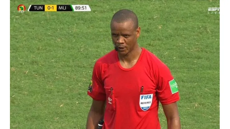 El árbitro de Túnez vs Mali, al terminar el partido antes de los 90 minutos.