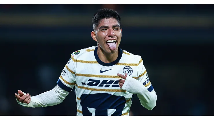 Piero Quispe festejando su gol con Pumas de México.