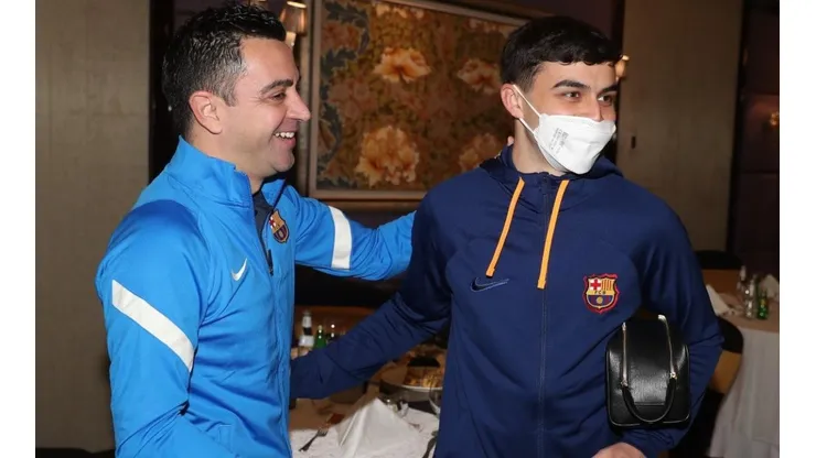Xavi recibió a Pedri, quien forma parte de la convocatoria para la Supercopa.