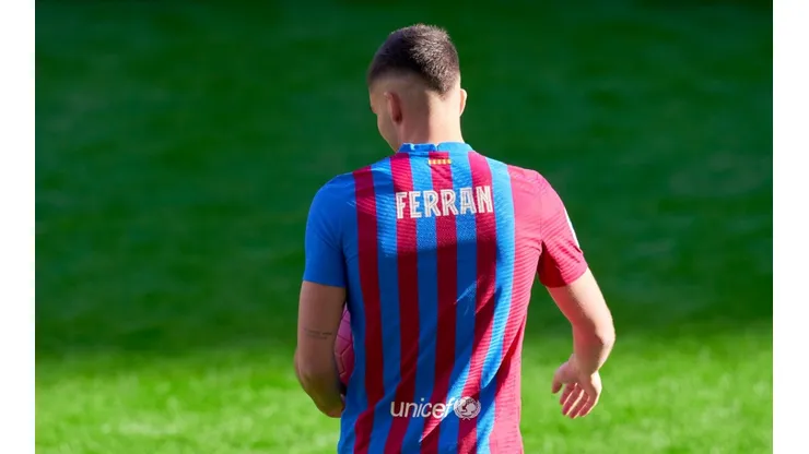 Ferrán Torres en su presentación en Barcelona.
