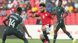 Mohamed Salah ante Kelechi Ihenacho en Nigeria vs Egipto.
