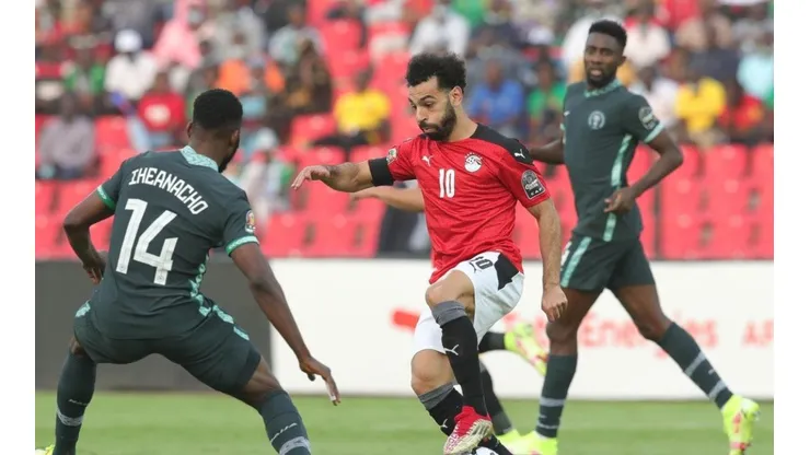 Mohamed Salah ante Kelechi Ihenacho en Nigeria vs Egipto.