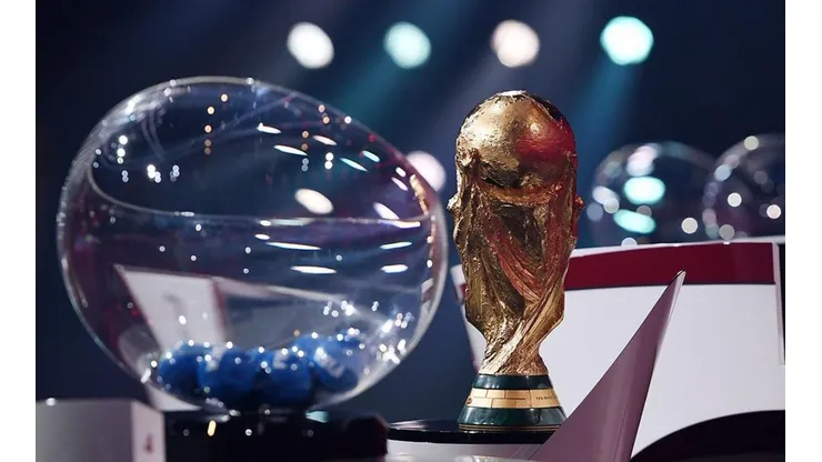 Bolilleros y Trofeo de la Copa Mundial de la FIFA.