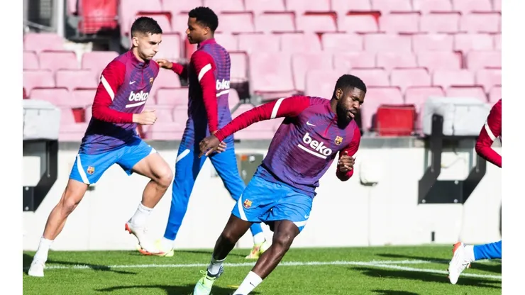 Ferrán Torres y Samuel Umtiti en un entrenamiento del Barcelona.