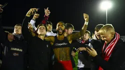 Los hinchas de Kidderminster Harriers festejan con los jugadores.
