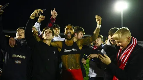 Los hinchas de Kidderminster Harriers festejan con los jugadores.