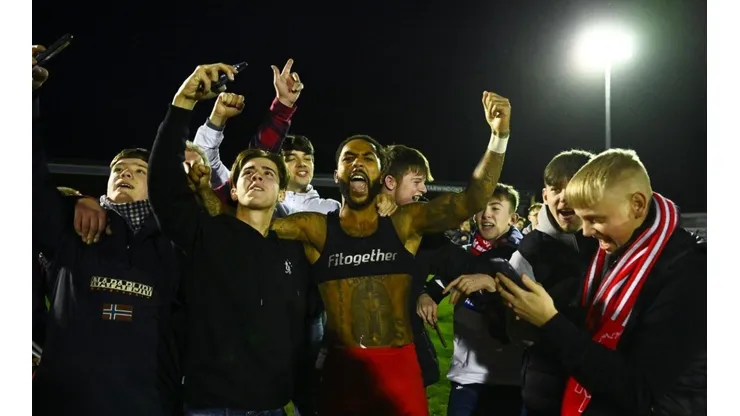Los hinchas de Kidderminster Harriers festejan con los jugadores.
