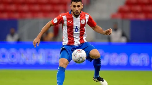 Junior Alonso en acción con Paraguay.