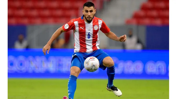 Junior Alonso en acción con Paraguay.