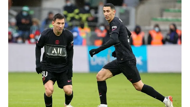 Messi y Di María en acción de juego.