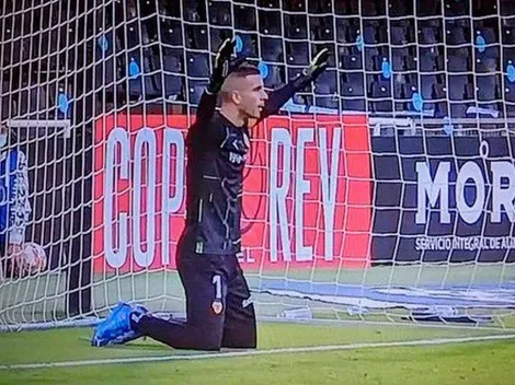 Todo pasa en la Copa del Rey: arquero de Valencia se arrodilló para atajar un penal