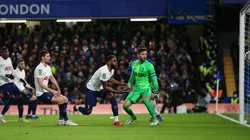 Humillante error entre Tanganga y Davies.