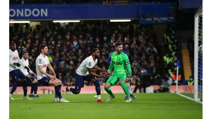 Humillante error entre Tanganga y Davies.