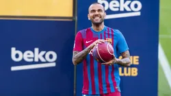 Dani Alves ya fue inscrito por Barcelona.