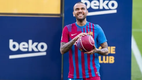 Dani Alves ya fue inscrito por Barcelona.