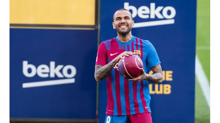 Dani Alves ya fue inscrito por Barcelona.