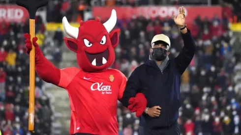 Samuel Eto'o junto a la mascota de Mallorca.