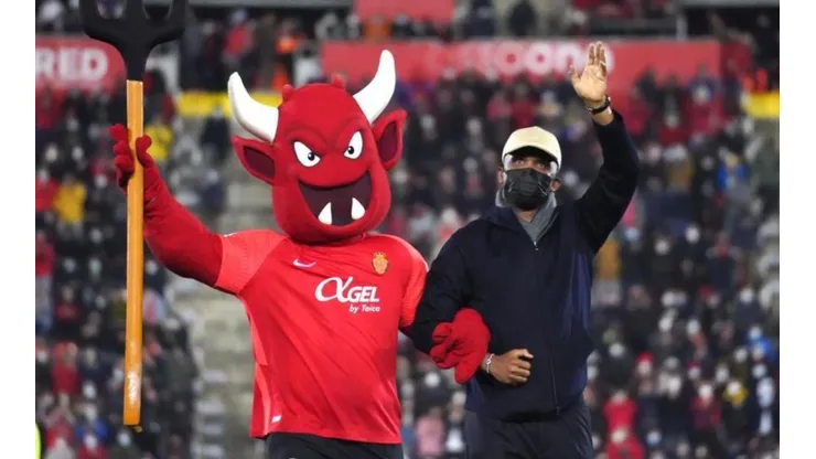 Samuel Eto'o junto a la mascota de Mallorca.