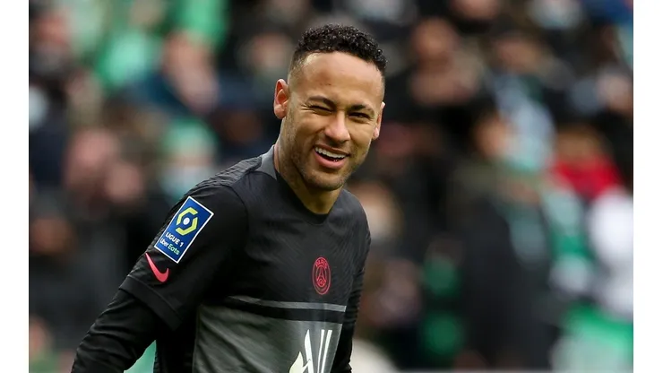 Neymar está de vacaciones mientras se recupera de una lesión.