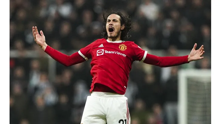 Cavani ingresó desde el banco y rescató un punto para Manchester United.