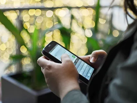 WhatsApp: qué significa el emoji de la persona con las manos arriba