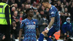 Bukayo Saka y Ben White celebrando un gol de Arsenal.