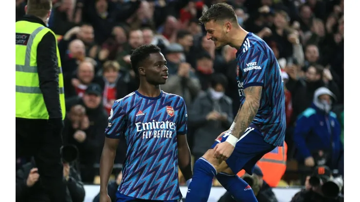 Bukayo Saka y Ben White celebrando un gol de Arsenal.