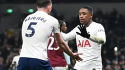 El saludo de Bergwijn con Hojbjerg por el primer gol de Tottenham.