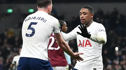 El saludo de Bergwijn con Hojbjerg por el primer gol de Tottenham.