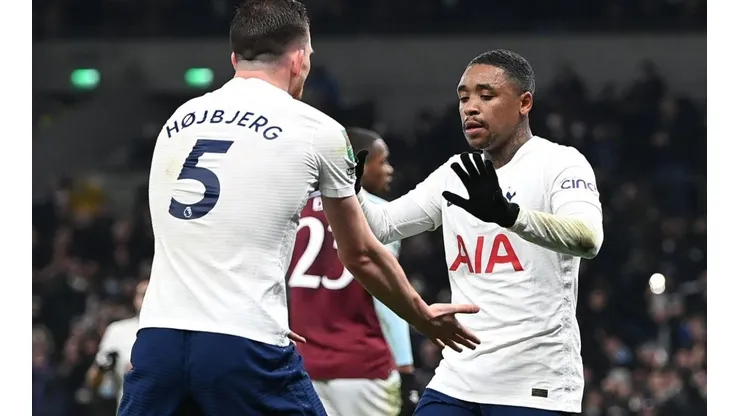 El saludo de Bergwijn con Hojbjerg por el primer gol de Tottenham.