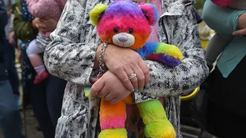 Un oso con los colores del arcoíris.