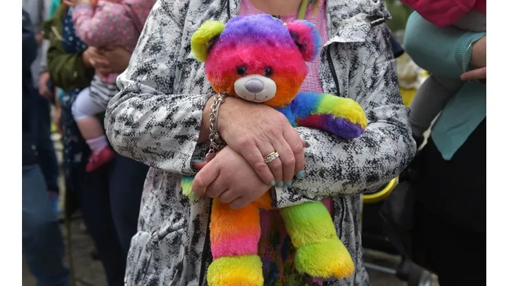 Un oso con los colores del arcoíris.