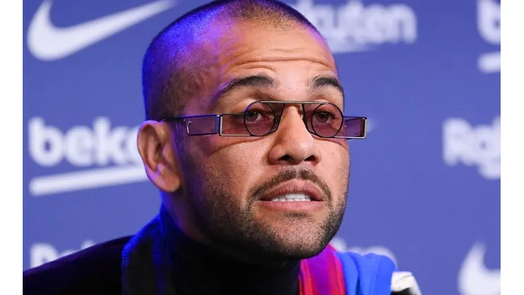 Dani Alves debe esperar para debutar en liga con Barcelona
