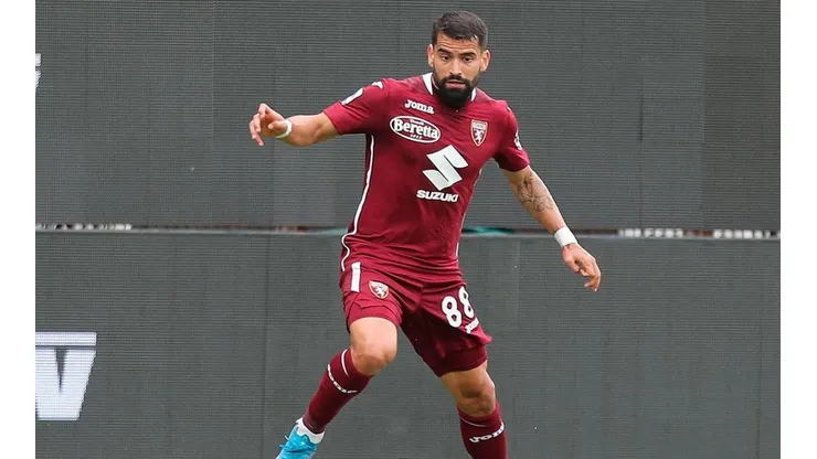 Tomás Rincón en acción con Torino.