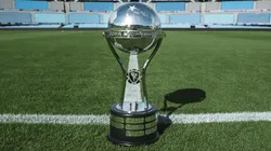 Trofeo de la Copa Sudamericana.