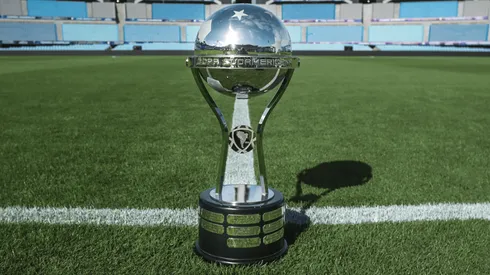 Trofeo de la Copa Sudamericana.