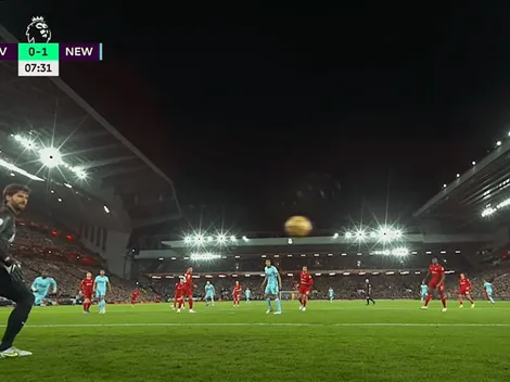 VIDEO | Alisson quedó estático ante un gol de Newcastle con un efecto imposible