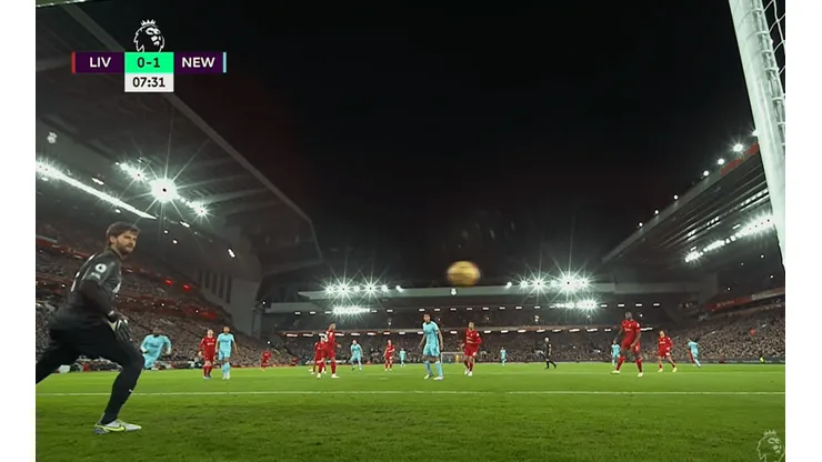 Alisson, el arquero de Liverpool, descolocado ante el gol de Shelvey.
