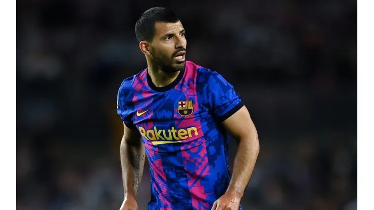 Sergio Agüero en un encuentro con Barcelona.